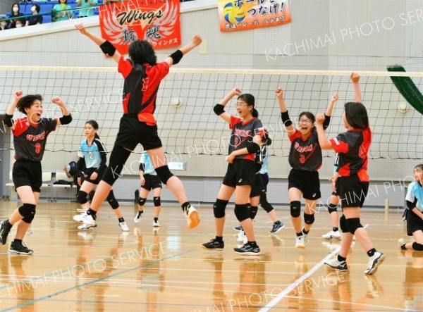 【女子決勝・下音更ウィングス―鹿追ＬＢ】最後はサービスエースで優勝を決め、歓喜に沸く下音更の選手たち