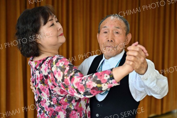 白寿のステップ軽やかに　中札内　ソシアルダンスに励む