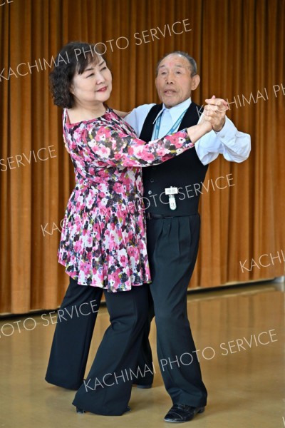 背筋をまっすぐに伸ばし社交ダンスを踊る。（塩原真撮影）