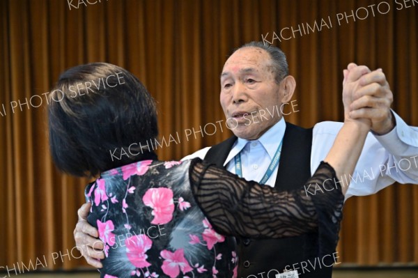 背筋をまっすぐに伸ばし社交ダンスを踊る