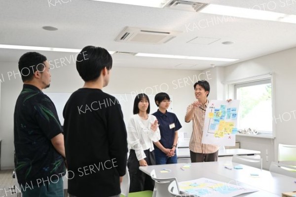 アイデアを発表している参加者たち
