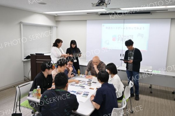 議論しながらコラージュを完成させている参加者ら