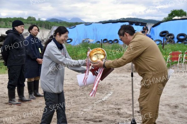 最高位のカップを受け取る赤川牧場