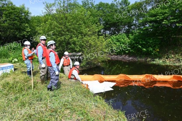 河川への油流出事故を想定した水質事故訓練　帯開建など関係機関