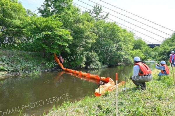 油流出を想定し、迅速にオイルフェンスを設置する参加者