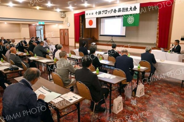 記念講演に耳を傾ける出席者