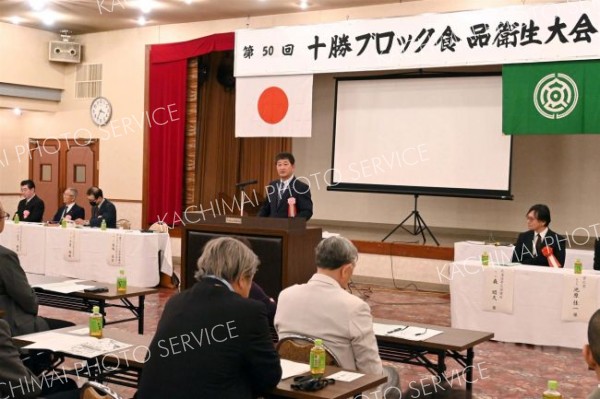 各ブロックの役員らの前であいさつする