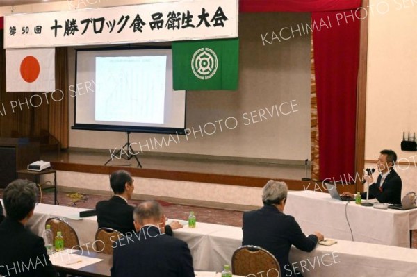記念講演に耳を傾ける出席者