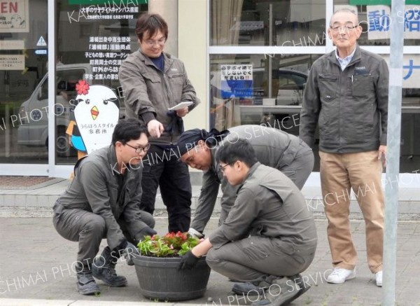 ＪＲ浦幌駅前通りと商店街で植栽活動　竹田電気とレアス
