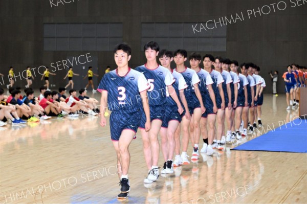 入場行進する男子帯三条（金野和彦撮影