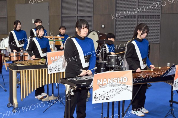 開会式で演奏する帯南商の吹奏楽部（金野和彦撮影）