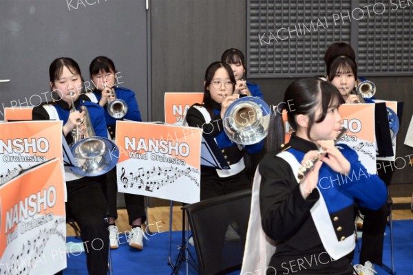 開会式で演奏する帯南商の吹奏楽部（金野和彦撮影）