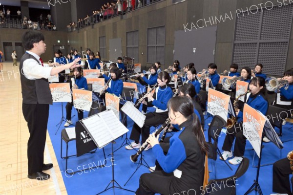 開会式で演奏する帯南商の吹奏楽部（金野和彦撮影）