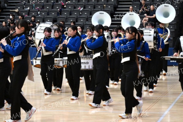 開会式で演奏しながら場内を回る帯南商の吹奏楽部の部員たち（金野和彦撮影）
