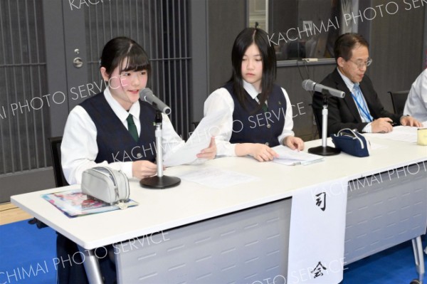 開会式で司会進行する帯広南商業高校の放送局員（金野和彦撮影）