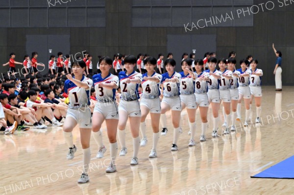入場行進する女子帯南商（金野和彦撮影）