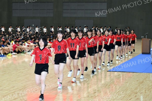 入場行進する女子帯三条（金野和彦撮影）