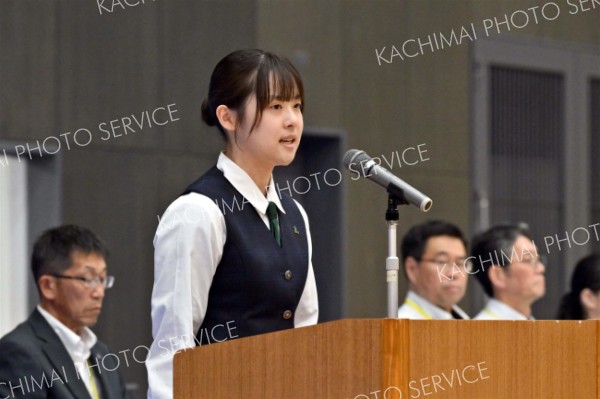 開会式で歓迎の言葉を述べる帯広南商業高校生徒会長（金野和彦撮影）