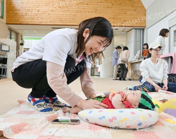赤ちゃんをあやす