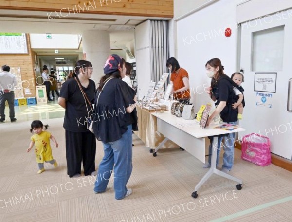 マルシェの会場では手作り品など並び、親子で楽しむ姿もあった