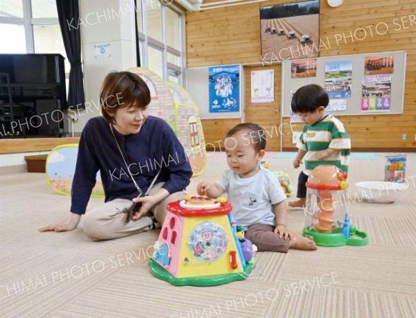 子どもたちは好きなおもちゃで自由に遊ぶ１