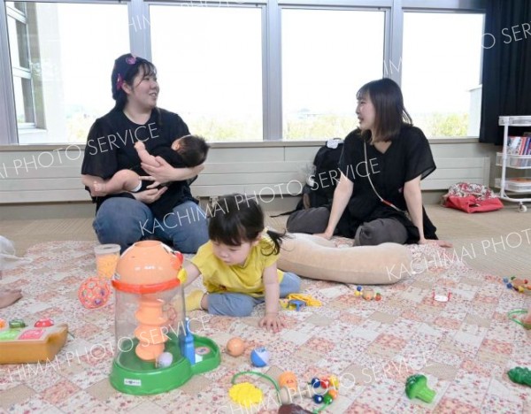 子どもを見守りながら、ママ同士で会話をするなど和やかな雰囲気の会場
