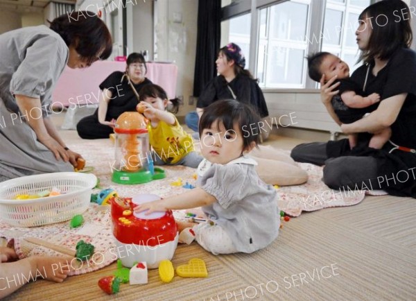子どもたちは好きなおもちゃで自由に遊ぶ２