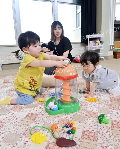 子どもたちは好きなおもちゃで自由に遊ぶ３