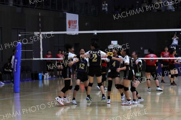 【女子予選グループ戦・帯三条―室蘭栄】勝利を決めて喜びを分かち合う帯三条の選手たち