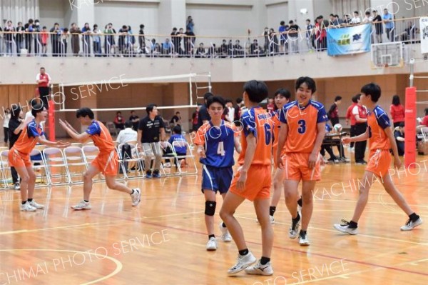 【予選グループ・白樺学園―北見北斗】決勝トーナメント進出を決め、チームメートと喜びを分かち合う白樺学園