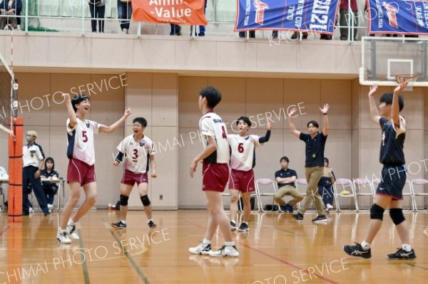 【男子予選グループ戦・帯三条―旭川実】第３セット、ポイントを奪い、喜び合う帯三条の選手たち＝金野和彦撮影