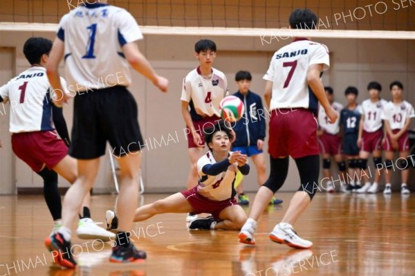 【男子予選グループ戦・帯三条―旭川実】第２セット、相手のサーブをレシーブする＝金野和彦撮影