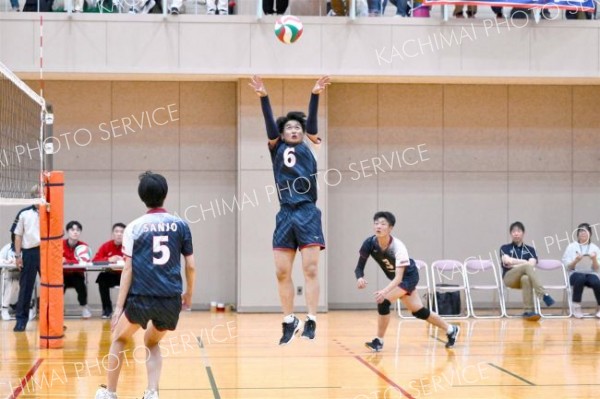 【男子予選グループ戦・帯三条―北海】第２セット、トスを上げる＝金野和彦撮影