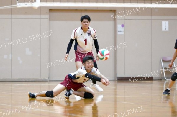 【男子予選グループ戦・帯三条―旭川実】第２セット、ボールをひろう＝金野和彦撮影