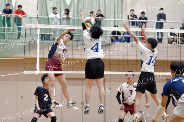 【男子予選グループ戦・帯三条―旭川実】第２セット、スパイクを打つ帯三条＝金野和彦撮影