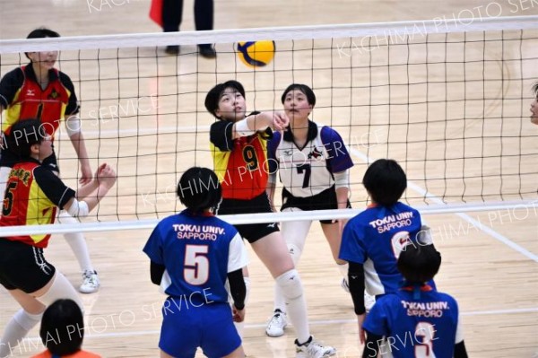 【女子予選グループ・帯南商―東海大札幌】第２セット、ネット際でボールをひろう＝金野和彦撮影
