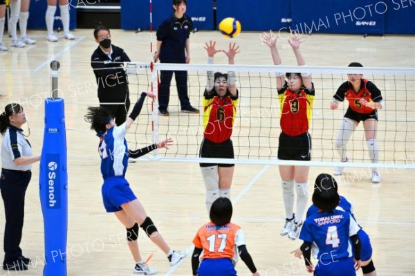 【女子予選グループ・帯南商―東海大札幌】第２セット、ブロックに飛ぶ帯南商＝金野和彦撮影