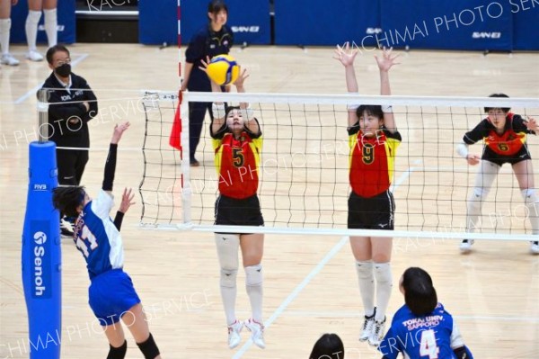 【女子予選グループ・帯南商―東海大札幌】第２セット、相手のスパイクをブロックで止める帯南商＝金野和彦撮影