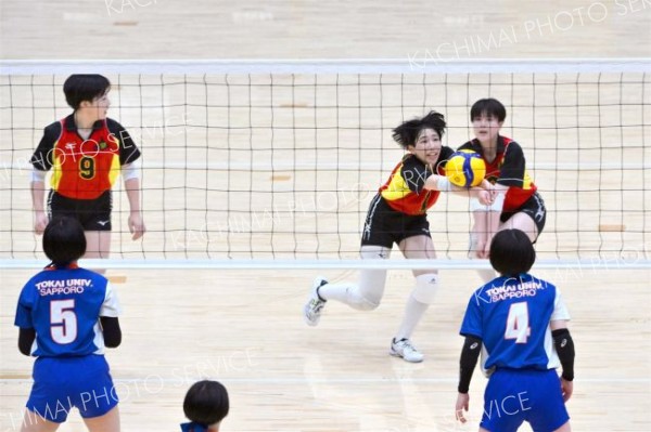 【女子予選グループ・帯南商―東海大札幌】第２セット、ネット際でボールをひろい好機をつなぐ＝金野和彦撮影