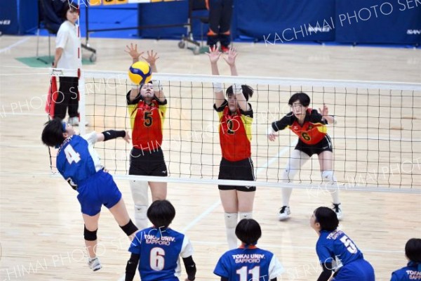 【女子予選グループ戦・帯南商―東海大札幌】第１セット、ブロックで相手のスパイクを止める帯南商金野和彦撮影）