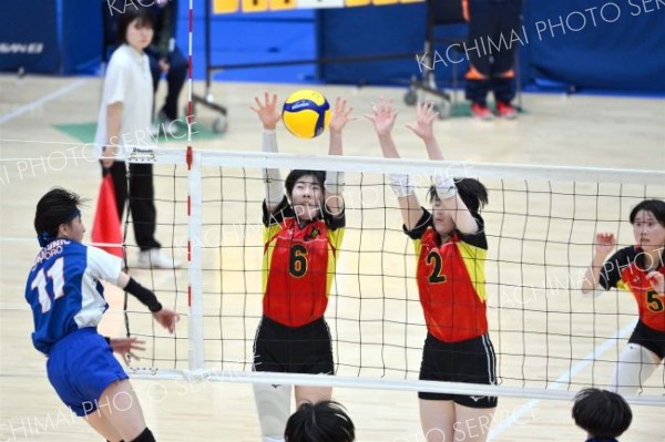 【女子予選グループ・帯南商―東海大札幌】第１セット、ブロックに飛ぶ帯南商＝金野和彦撮影