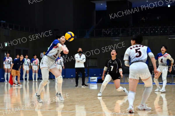 【女子準々決勝・帯南商―旭川志峯】第２セット、レシーブからトスを上げる帯南商＝金野和彦撮影