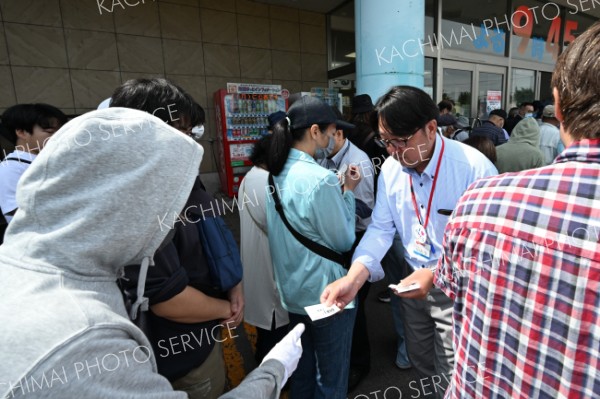 備蓄米の販売開始前に整理券を受け取る客（１３日前午前１０時半ごろ、フクハラいっきゅう店で。須貝拓也撮影）