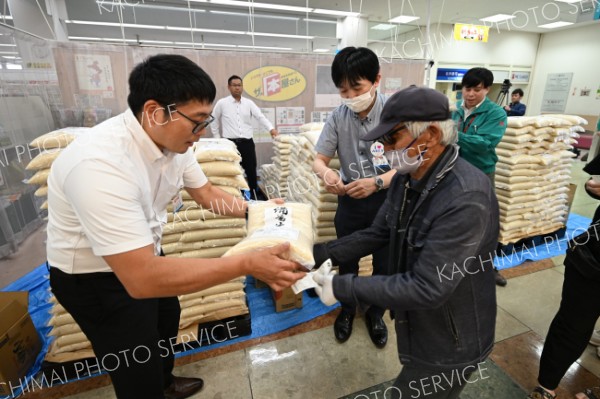備蓄米を買い求める客でにぎわう店内（１３日午前９時５０分ごろ、フクハラいっきゅう店で。須貝拓也撮影）
