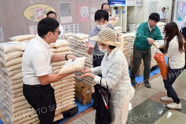 十勝でも備蓄米販売開始　フクハラいっきゅう店に４５０人が列、「徹夜組」も