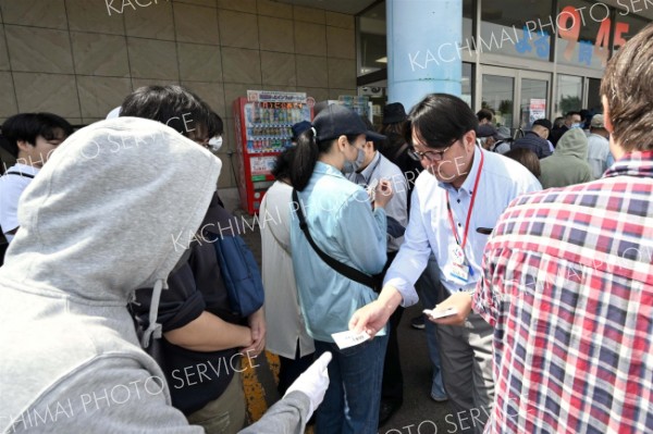 備蓄米の販売開始前に整理券を受け取る客（１３日前午前１０時半ごろ、フクハラいっきゅう店で。須貝拓也撮影）