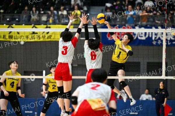 【女子３位決定戦・札幌山の手―旭川志峯】第２セット、スパイクを打つ＝金野和彦撮影