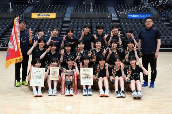 女子優勝の札幌大谷（金野和彦撮影）