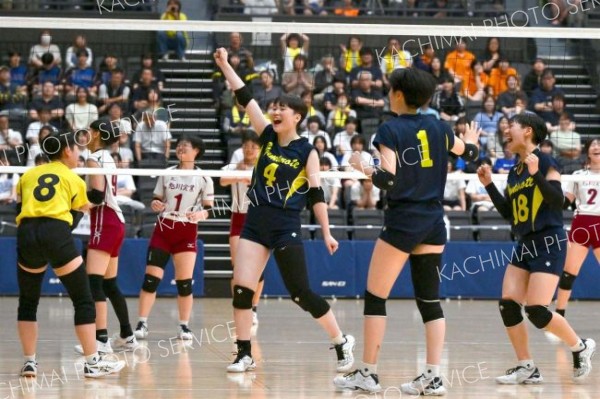 【女子準決勝・札幌山の手―旭川実】第３セット、ポイントを挙げガッツポーズをする＝金野和彦撮影