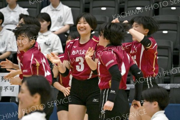 【女子決勝・旭川実―札幌大谷】第３セット、味方がポイントを挙げ＝金野和彦撮影
